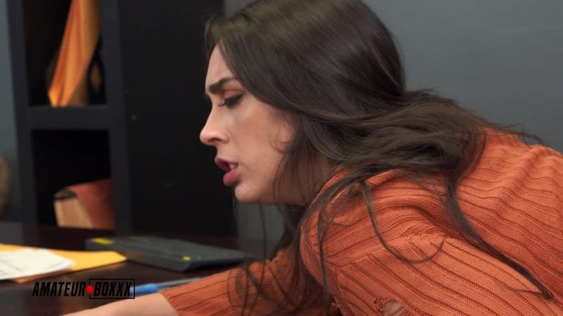 Lilly Hall Bigtit-Chef knallt Praktikantin