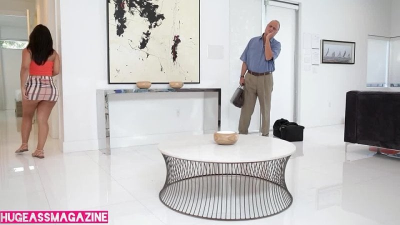 Die wütende Stiefmutter Rose Monroe fickt ihren Stiefsohn, nachdem sie ihren Ehemann im Waschraum eingesperrt hat