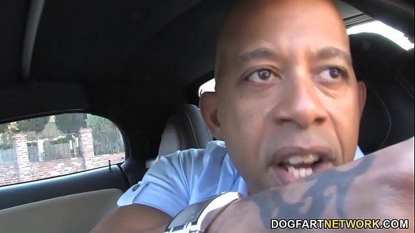 Die vollbusige Sierra Skye fickt ihren schwarzen Freund