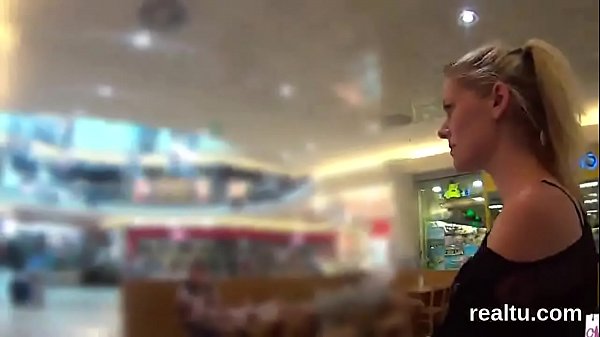 Impresionante dulzura checa fue objeto de burlas en el centro comercial y follada en pov
