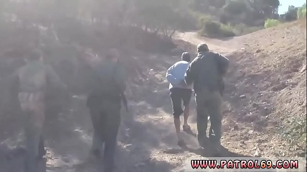 Ebenholz-Teenagerspielzeug Die Polizei zog ihr die Kleidung aus und vergnügte sich dann mit ihr