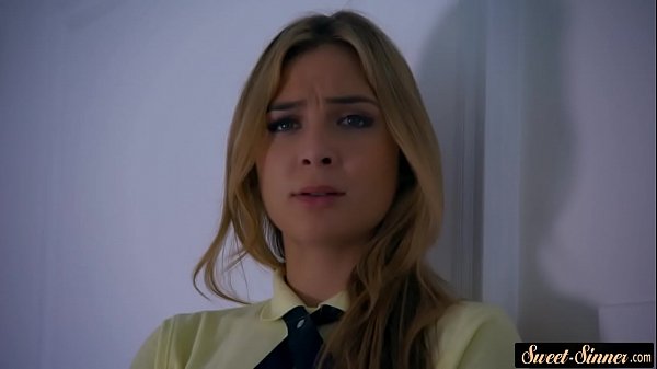 Stilvoller Teenager spritzt nach dem Doggystyle auf die Titten