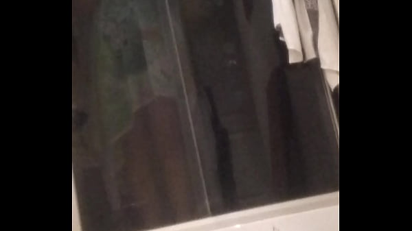 性感的青少年金发女郎在淋浴中由间谍摄像头拍摄