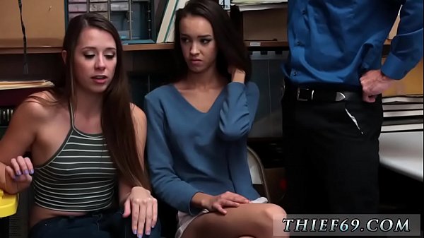 Policía esposado se folla a un recluso. Ambos sospechosos son registrados y desnudos.