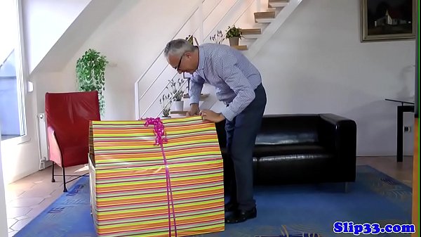 Teen und MILF teilen sich den harten Schwanz eines Seniors