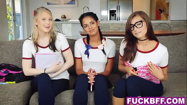 Teenager geben einem ausländischen Mann Englischunterricht und ficken ihn gemeinsam