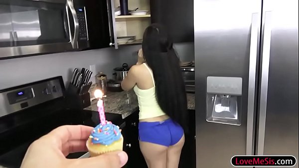 La ragazza di compleanno Annika Eve scopata dal fratellastro