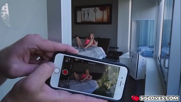 L'allettante Tiffany Watson interpreta la sua fica rosa