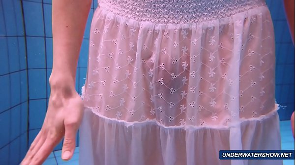 Erstaunliche haarige Unterwassershow von Marketa