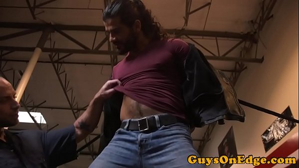 Sub latino legato e strattonato dalla cattiveria