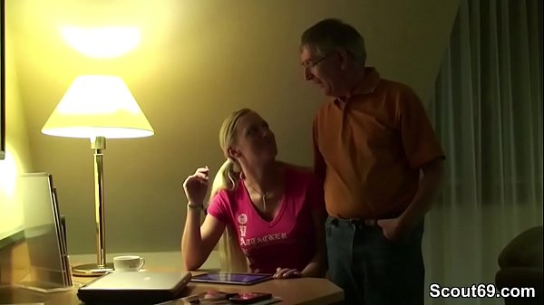 Il nonno scopa la nipote di 18 anni dopo la festa di famiglia