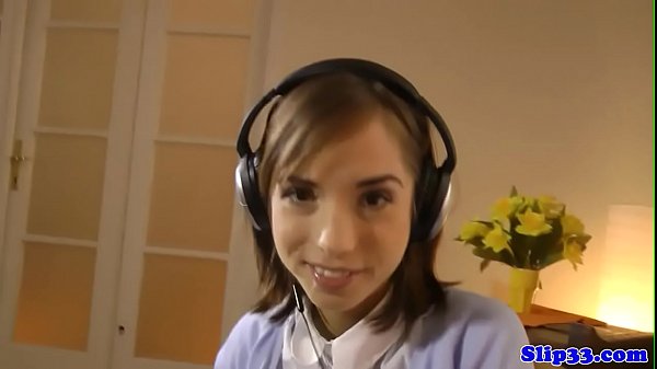 Una nerd inglese cavalca il cazzo di un vecchio