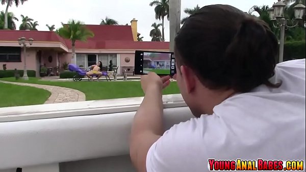 La ragazza che prende il sole Kimber Woods viene inculata da un voyuer