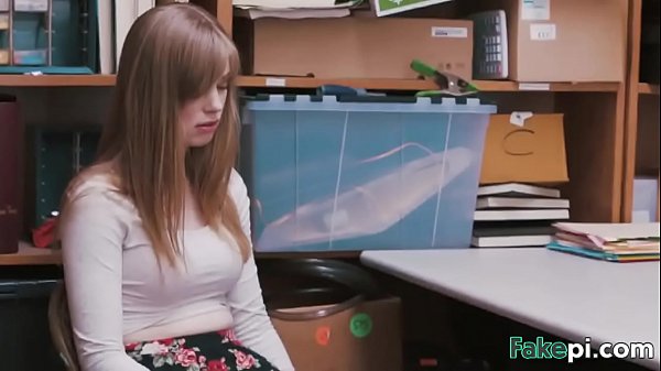 Hung hăng nhạt mảnh khảnh tuổi teen vòi nước cưỡi trên các bàn cửa hàng