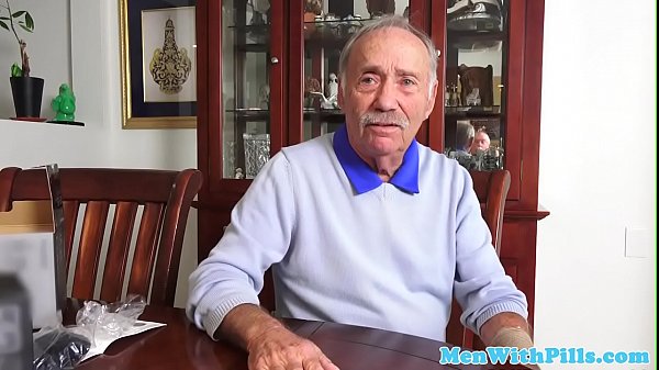 Schwanzlutschender Teenager wird auf Oldmans Gehhilfe gefickt