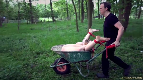 2 schiave troie legate in una dura punizione e in una scopata BDSM bondage