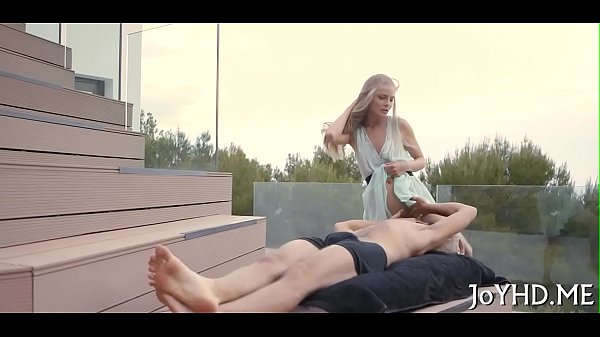 Giovane fica divisa da un grosso bacchetta