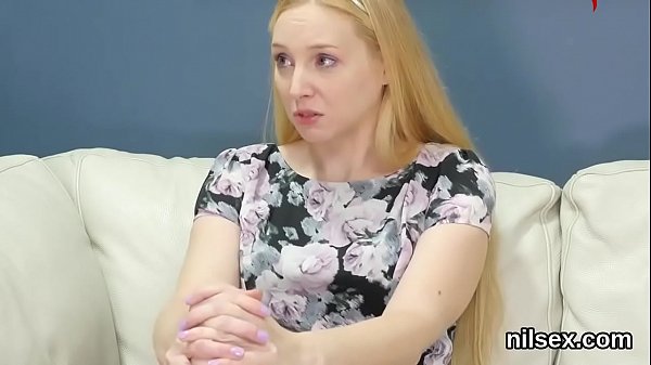 Ungewöhnliche Tussi wird zur peinlichen Behandlung in die Anal-Irrenzelle gebracht