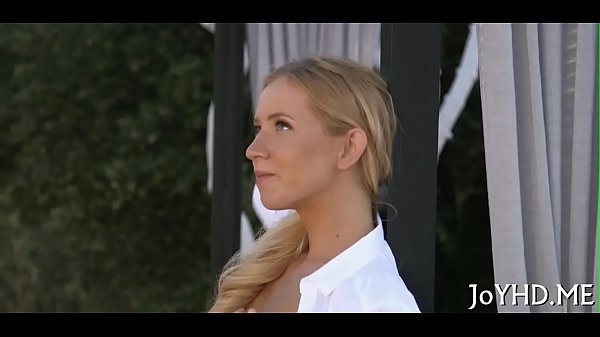 Adolescent d'âge légal, chérie, s'assoit sur une bite