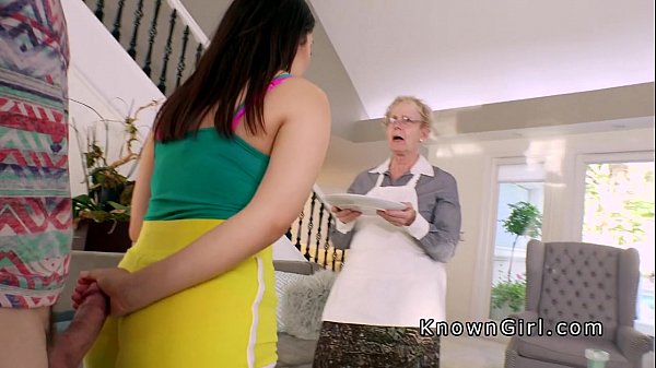 Una tettona scopa sul divano accanto alla nonna