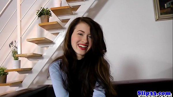 Deepthroating polnische Schönheit von altem Mann versohlt