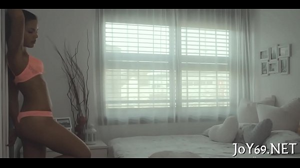 Una bella ragazza solista stimola tette e fica