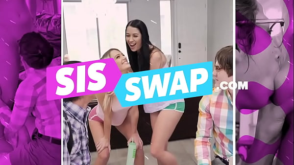 Une ado coquine en uniforme fait une pipe et se fait baiser la chatte par son professeur en classe