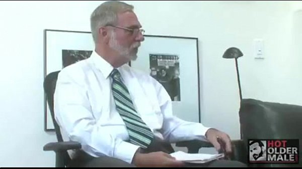 Nonno bianco viene scopato da un delinquente ebano - BoyFriendTV.com.MP4