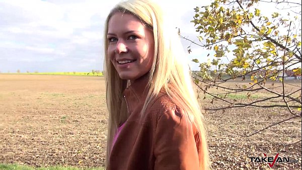 Takevan Bionda carina usata e scopata da ragazzi con il furgone