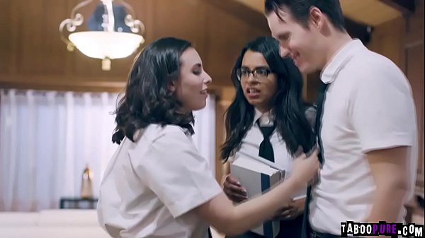 L'adolescente nerd Casey Calvert è andata con la sua compagna di classe Vienna Black e non si aspettava di iniziare una sessione a tre con Vienna e il suo fratellastro Justin Hunt.