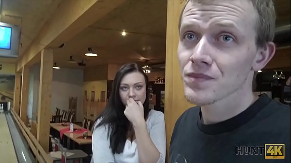 HUNT4K. Hunter ist auf der Suche nach tollem Sex für Geld in einer Bowlingbahn