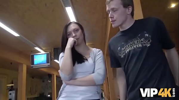 VIP4k. Hunter ist auf der Suche nach tollem Sex für Geld in einer Bowlingbahn