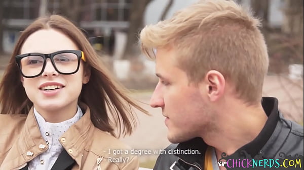 Piccola studentessa europea succhia il cazzo del tutor