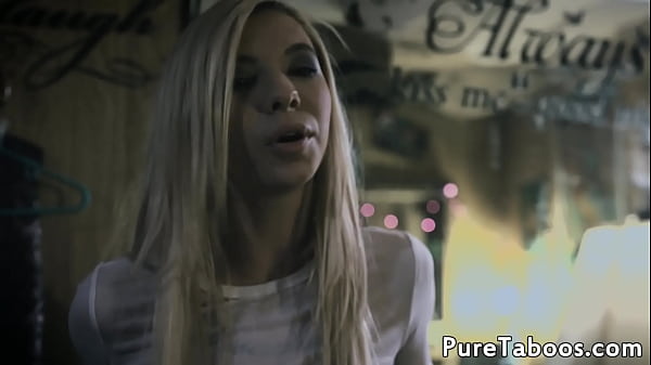 Hermanastra gótica tatuada follada analmente