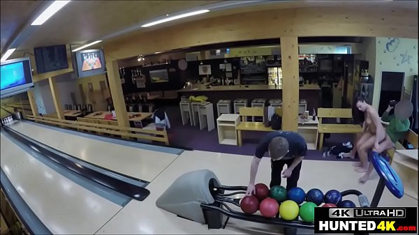 Widerstrebender Teenager fickt Fremden für Bargeld, während sein Freund zusieht