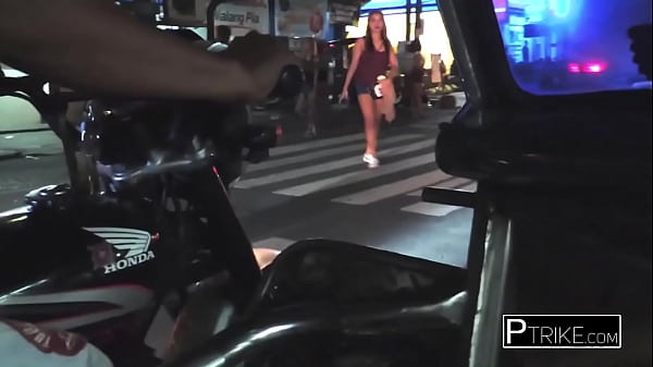 Sesso violento in POV con una spessa FILIPPINA tatuata KINKY