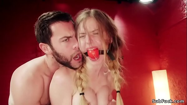 Sexy Teenie-Mädchen zeigt sich im BDSM