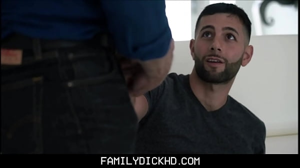 Giovane figliastro scopato dal patrigno dopo il massaggio