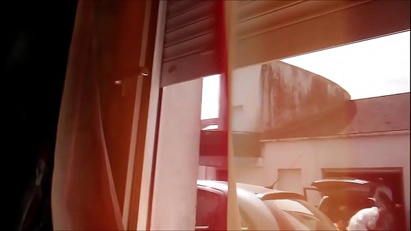 Je me masturbe en regardant secrètement mon voisin