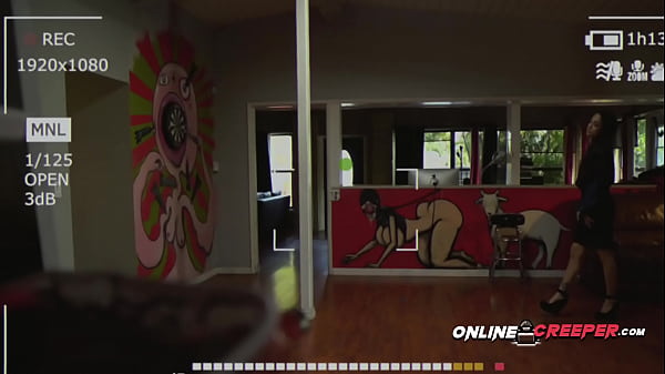 Calda ragazza teenager balla in sadomaso