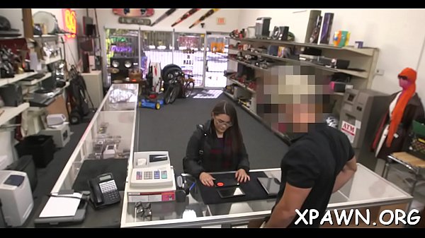 Cao thủ bimbo chuyên sâu đang ở trong cửa hàng, bị đâm