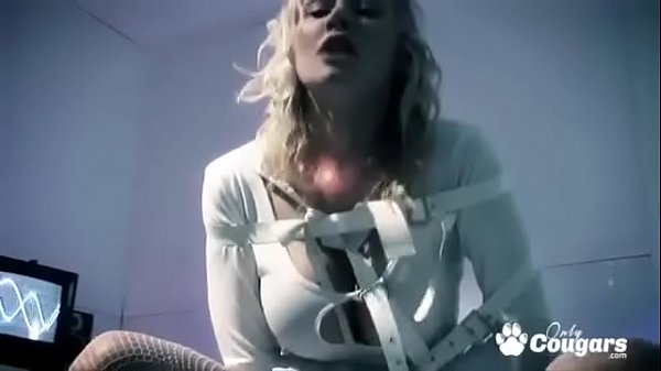 Cindy Berh et Valerie Pearl se font baiser dans la poubelle Looney