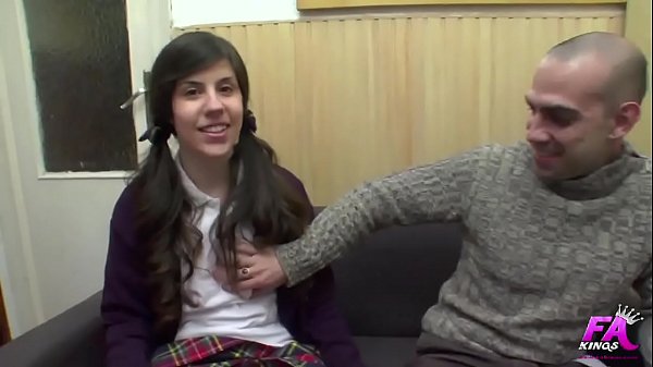 18 anni, studentessa di genitori religiosi benestanti, è la pecora nera della famiglia.