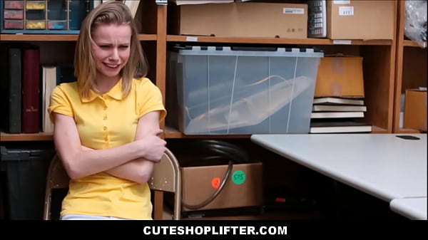 Süßes blondes, dünnes Teen wird beim Stehlen erwischt und von einem Polizisten gefickt