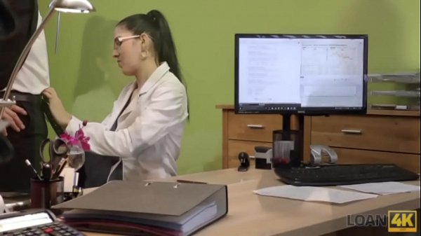 LOAN4K. Teenie-Sekretärin fühlt sich beim Erwachsenen-Casting wie eine billige Schlampe