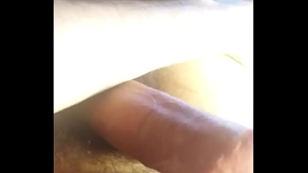 Après m'être masturbé le matin, je me branle à nouveau le soir. Écoutez mes riches gémissements.