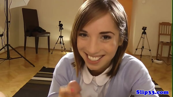 Adolescente glamour cavalca il cazzo di un vecchio in POV