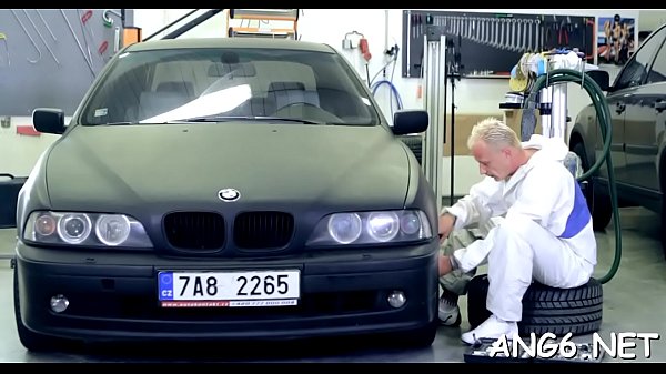 Hunk picchia selvaggiamente la bella playgirl dopo una lussuriosa Fellatio