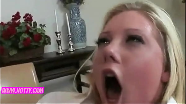 Una vergine cattolica bionda e arrapata riceve il suo primo orgasmo dal missionario della chiesa con un grosso cazzo vergine stretto e affamato di figa