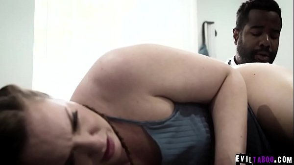 Oh mio Dio! La paziente adolescente sexy Maddy O Reilly scopata da un gigantesco cazzo nero dopo aver avuto un esame rettale.